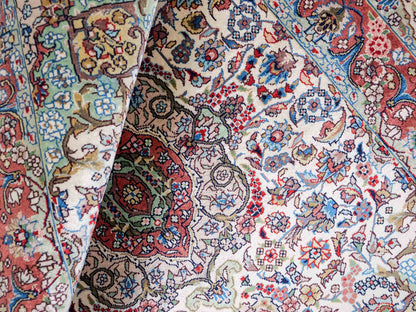 Sehr feiner, handgeknüpfter Khademi Orientteppich mit Hereke Design aus reiner Seide, creme, weiß, rosa. 93x63 cm. Verkauf durch Jupiter Intl.