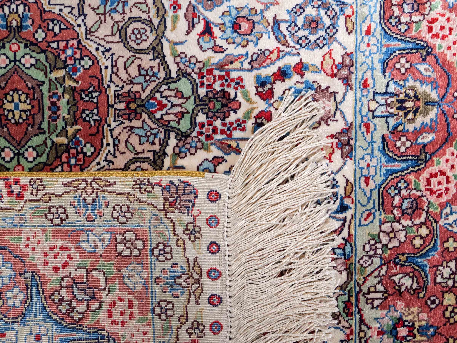 Sehr feiner, handgeknüpfter Khademi Orientteppich mit Hereke Design aus reiner Seide, creme, weiß, rosa. 93x63 cm. Verkauf durch Jupiter Intl.
