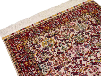Sehr feiner, handgeknüpfter Khademi Orientteppich mit Hereke Design aus reiner Seide, creme, weiß, rot. 93x63 cm. Vertrieb durch Jupiter Intl.