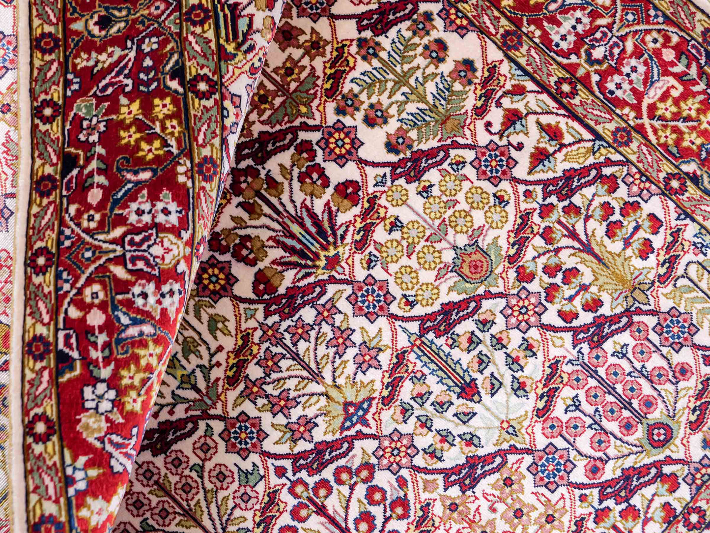 Sehr feiner, handgeknüpfter Khademi Orientteppich mit Hereke Design aus reiner Seide, creme, weiß, rot. 93x63 cm. Vertrieb durch Jupiter Intl.