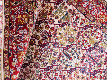 Sehr feiner, handgeknüpfter Khademi Orientteppich mit Hereke Design aus reiner Seide, creme, weiß, rot. 93x63 cm. Vertrieb durch Jupiter Intl.