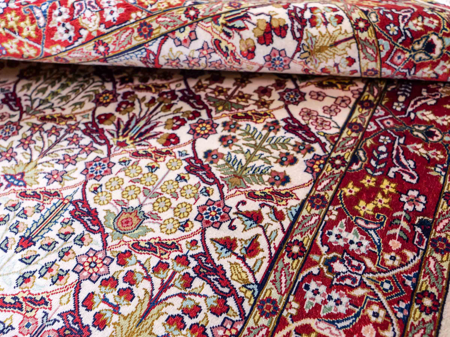 Sehr feiner, handgeknüpfter Khademi Orientteppich mit Hereke Design aus reiner Seide, creme, weiß, rot. 93x63 cm. Vertrieb durch Jupiter Intl.