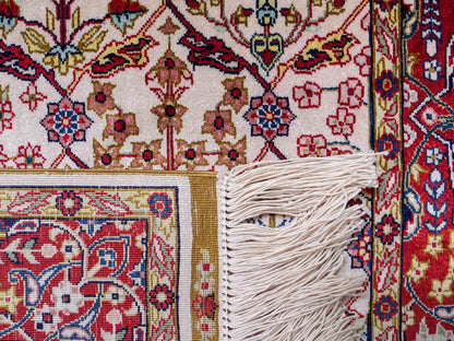 Sehr feiner, handgeknüpfter Khademi Orientteppich mit Hereke Design aus reiner Seide, creme, weiß, rot. 93x63 cm. Vertrieb durch Jupiter Intl.