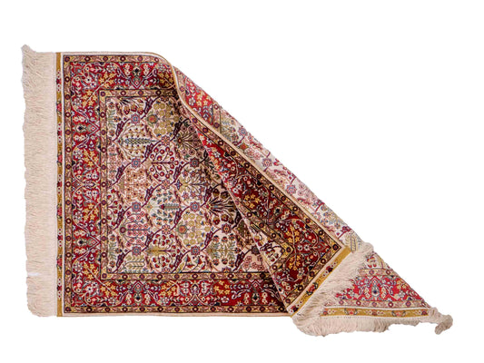 Sehr feiner, handgeknüpfter Khademi Orientteppich mit Hereke Design aus reiner Seide, creme, weiß, rot. 93x63 cm. Vertrieb durch Jupiter Intl.