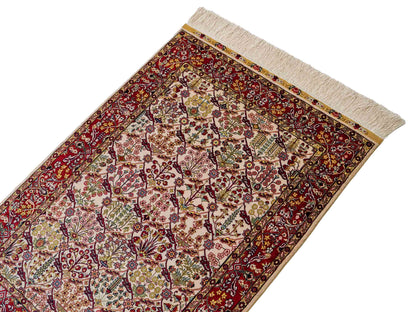 Sehr feiner, handgeknüpfter Khademi Orientteppich mit Hereke Design aus reiner Seide, creme, weiß, rot. 93x63 cm. Vertrieb durch Jupiter Intl.