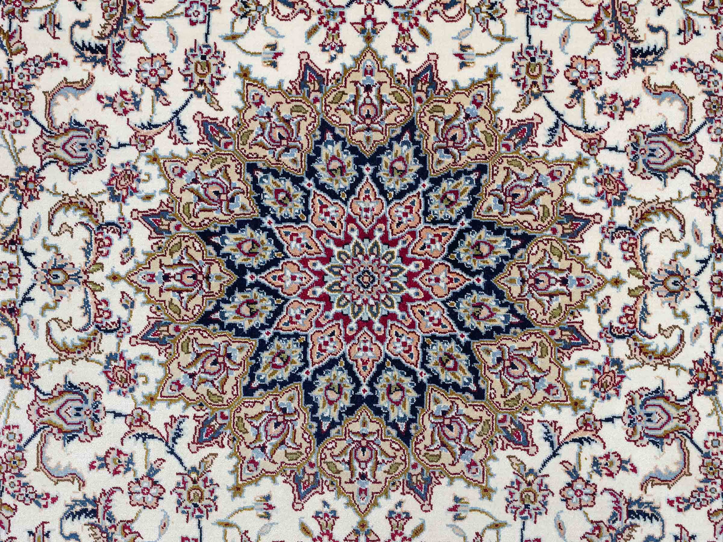 Sehr feiner, handgeknüpfter Khademi Nain Orientteppich aus Seide, weiß, creme. 153x95 cm. Vertrieb durch Jupiter Intl.