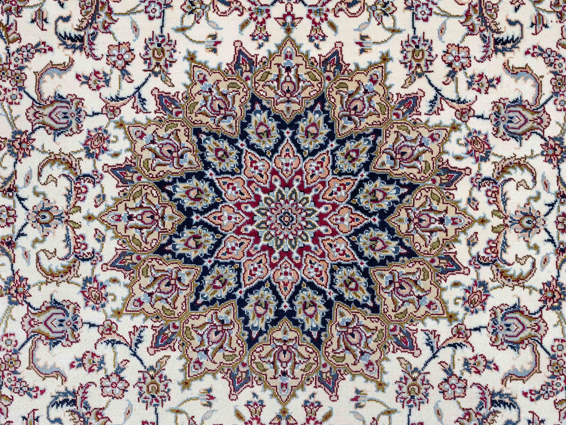 Sehr feiner, handgeknüpfter Khademi Nain Orientteppich aus Seide, weiß, creme. 153x95 cm. Vertrieb durch Jupiter Intl.