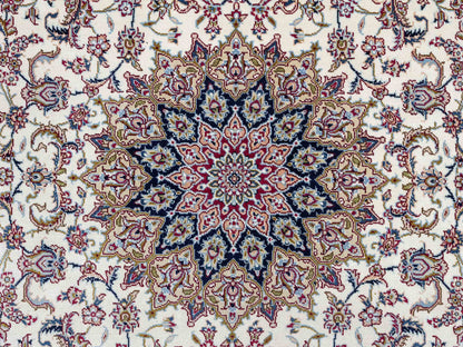 Sehr feiner, handgeknüpfter Khademi Nain Orientteppich aus Seide, weiß, creme. 153x95 cm. Vertrieb durch Jupiter Intl.