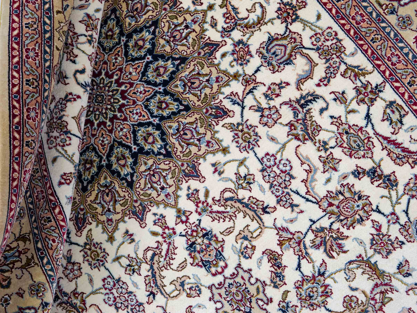 Sehr feiner, handgeknüpfter Khademi Nain Orientteppich aus Seide, weiß, creme. 153x95 cm. Vertrieb durch Jupiter Intl.
