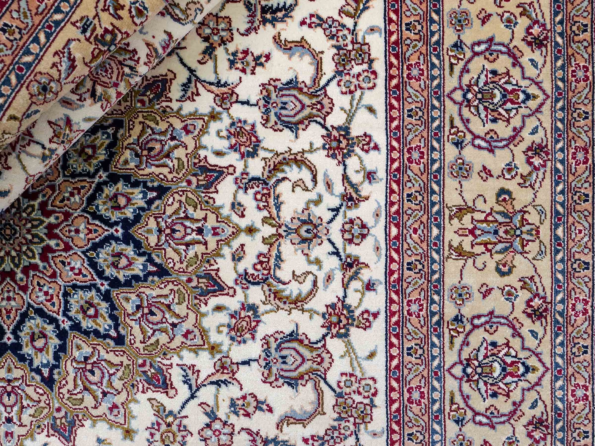 Sehr feiner, handgeknüpfter Khademi Nain Orientteppich aus Seide, weiß, creme. 153x95 cm. Vertrieb durch Jupiter Intl.