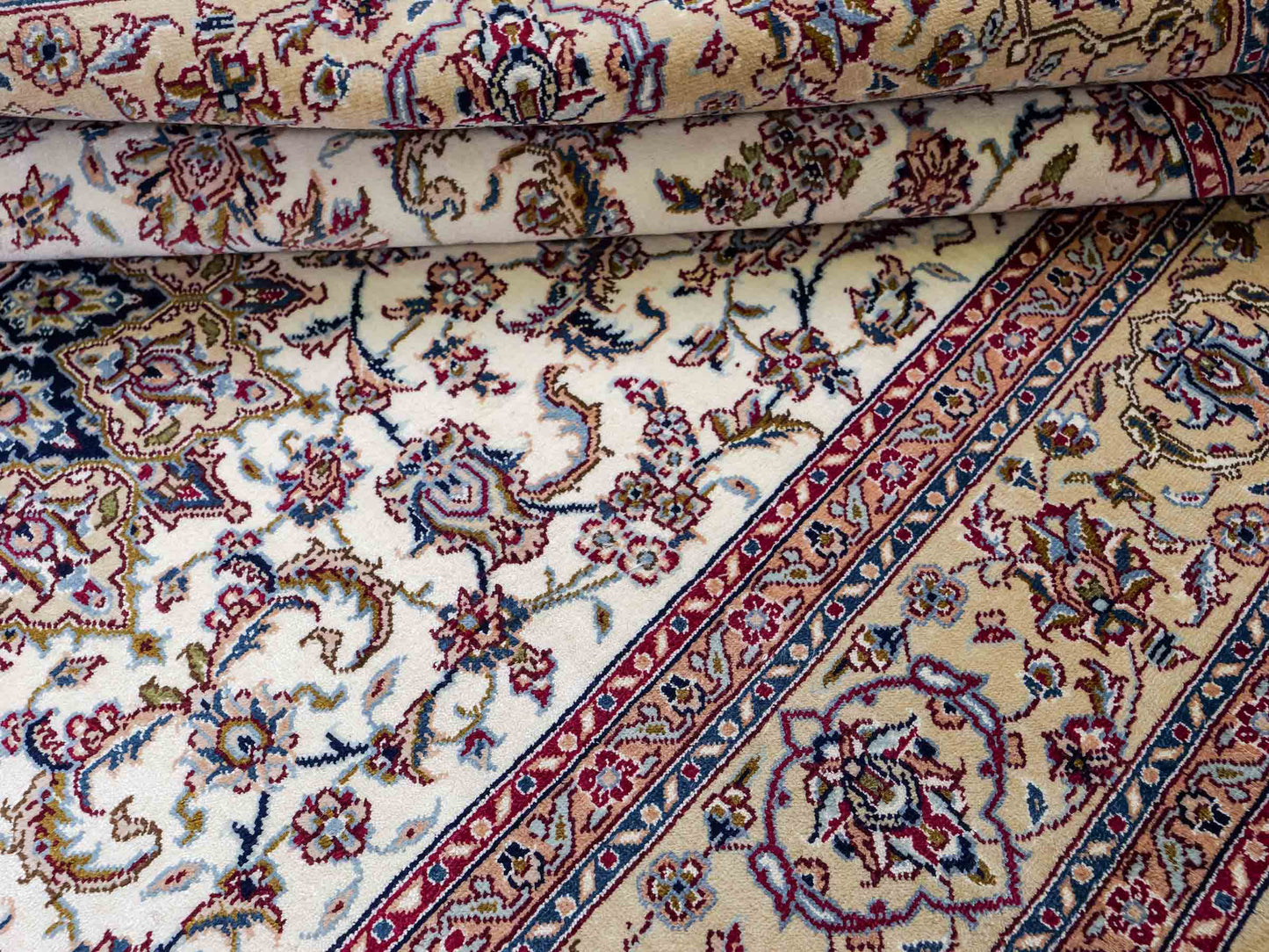Sehr feiner, handgeknüpfter Khademi Nain Orientteppich aus Seide, weiß, creme. 153x95 cm. Vertrieb durch Jupiter Intl.
