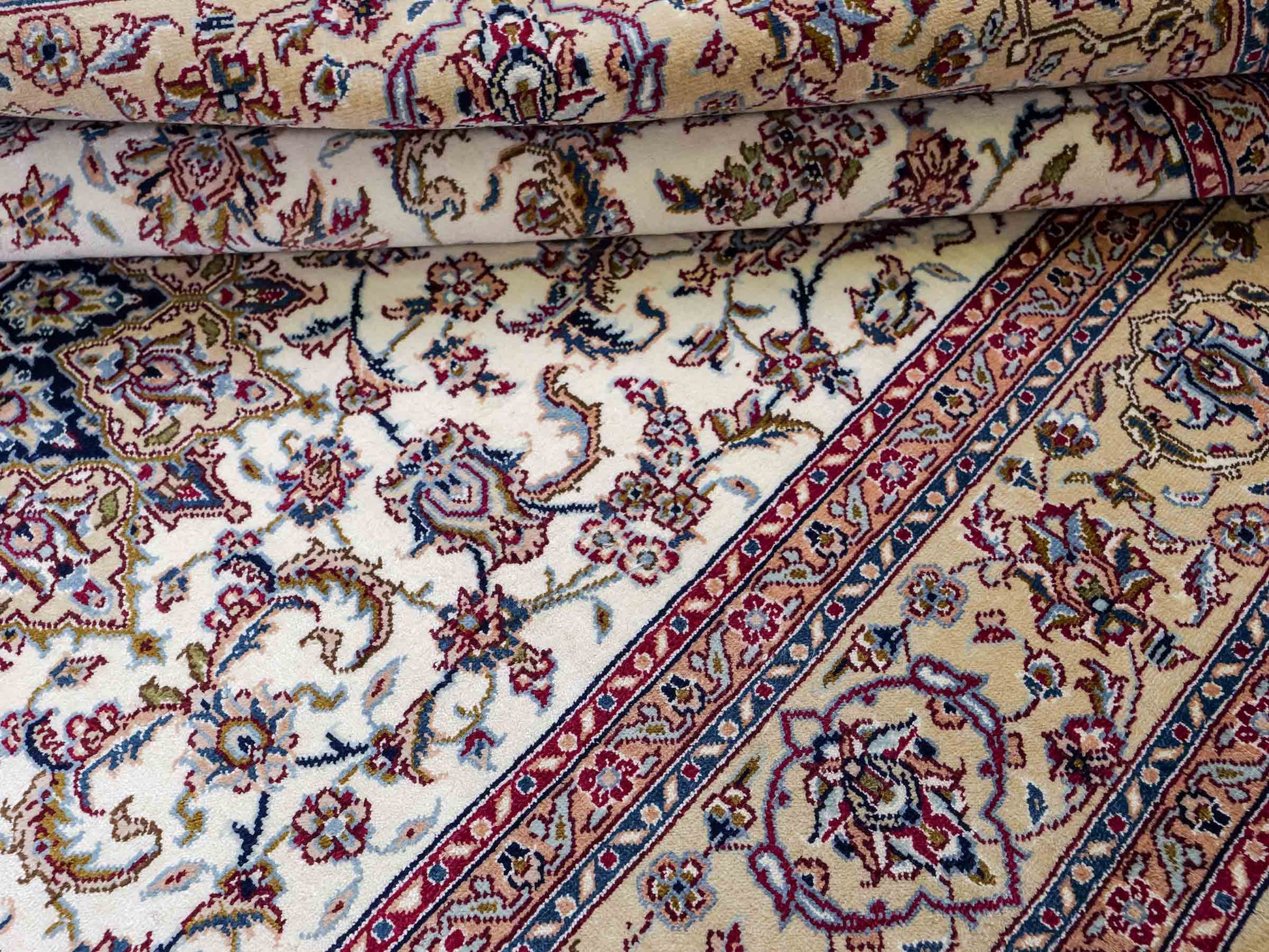 Sehr feiner, handgeknüpfter Khademi Nain Orientteppich aus Seide, weiß, creme. 153x95 cm. Vertrieb durch Jupiter Intl.