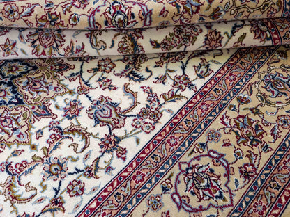Sehr feiner, handgeknüpfter Khademi Nain Orientteppich aus Seide, weiß, creme. 153x95 cm. Vertrieb durch Jupiter Intl.