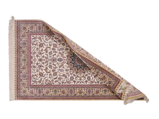 Sehr feiner, handgeknüpfter Khademi Nain Orientteppich aus Seide, weiß, creme. 153x95 cm. Vertrieb durch Jupiter Intl.