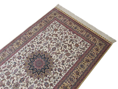 Sehr feiner, handgeknüpfter Khademi Nain Orientteppich aus Seide, weiß, creme. 153x95 cm. Vertrieb durch Jupiter Intl.