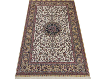 Sehr feiner, handgeknüpfter Khademi Nain Orientteppich aus Seide, weiß, creme. 153x95 cm. Vertrieb durch Jupiter Intl.
