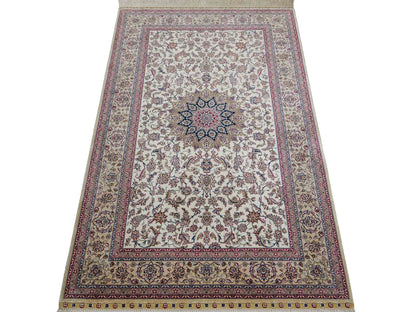 Sehr feiner, handgeknüpfter Khademi Nain Orientteppich aus Seide, weiß, creme. 153x95 cm. Vertrieb durch Jupiter Intl.