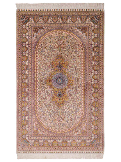 Extrem feiner, handgeknüpfter Khademi Nain Orientteppich aus Seide, gold, creme, blau. 154x94 cm. Vertrieb durch Jupiter Intl.