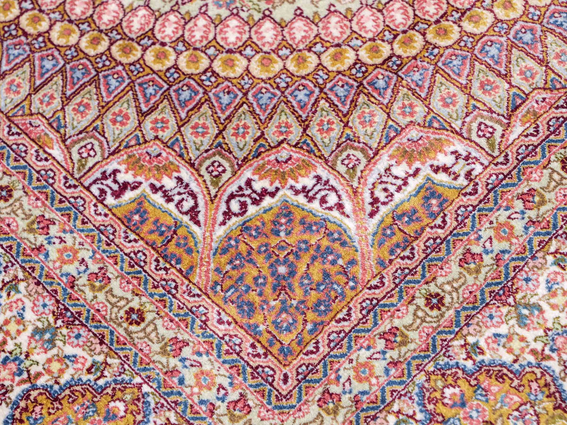 Extrem feiner, handgeknüpfter Khademi Nain Orientteppich aus Seide, gold, creme, blau. 154x94 cm. Vertrieb durch Jupiter Intl.