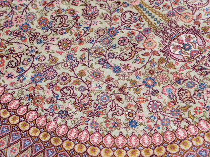 Extrem feiner, handgeknüpfter Khademi Nain Orientteppich aus Seide, gold, creme, blau. 154x94 cm. Vertrieb durch Jupiter Intl.