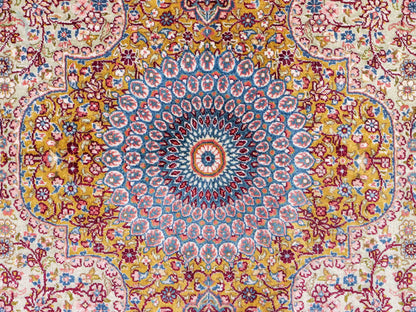 Extrem feiner, handgeknüpfter Khademi Nain Orientteppich aus Seide, gold, creme, blau. 154x94 cm. Vertrieb durch Jupiter Intl.