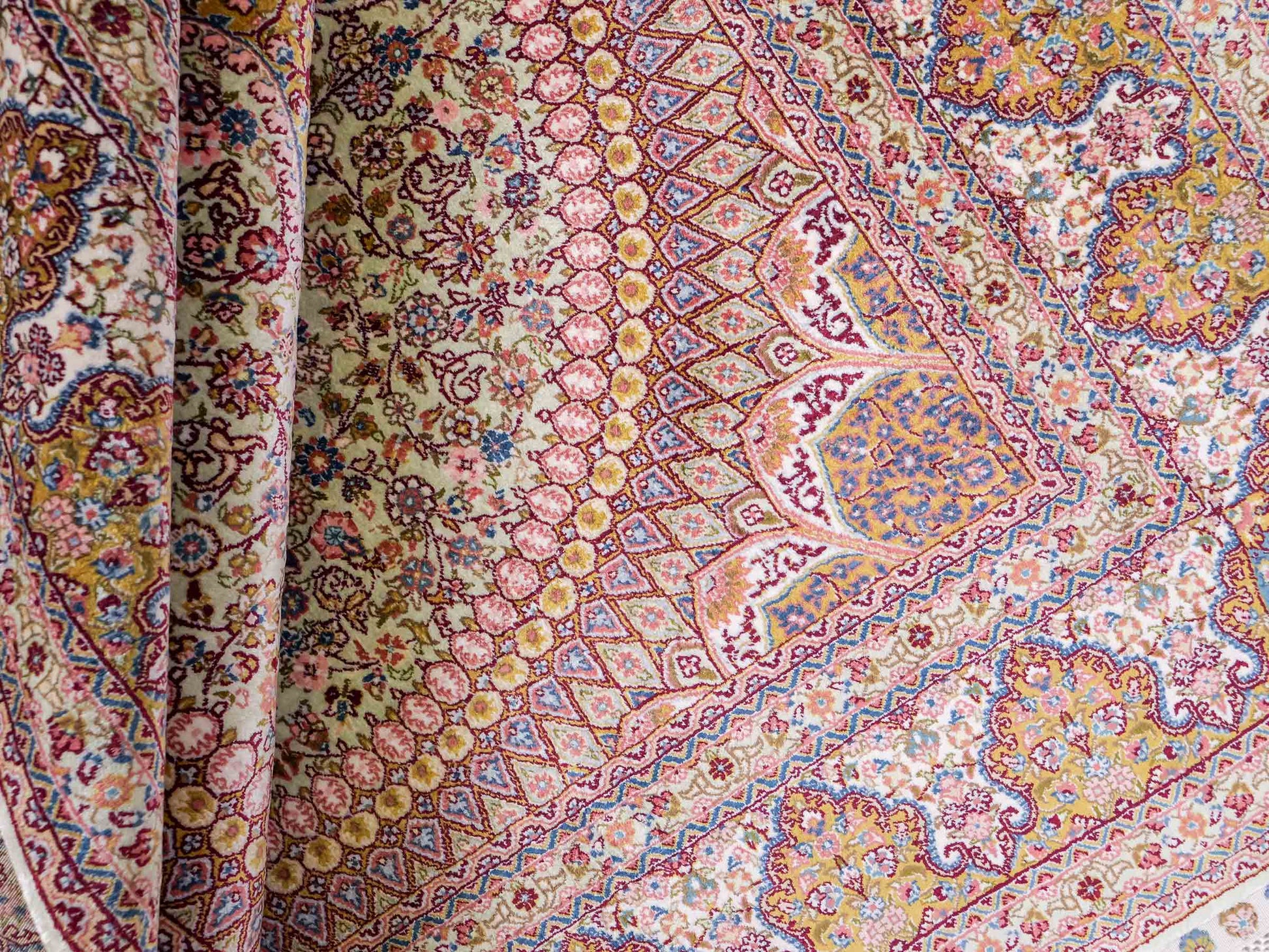 Extrem feiner, handgeknüpfter Khademi Nain Orientteppich aus Seide, gold, creme, blau. 154x94 cm. Vertrieb durch Jupiter Intl.