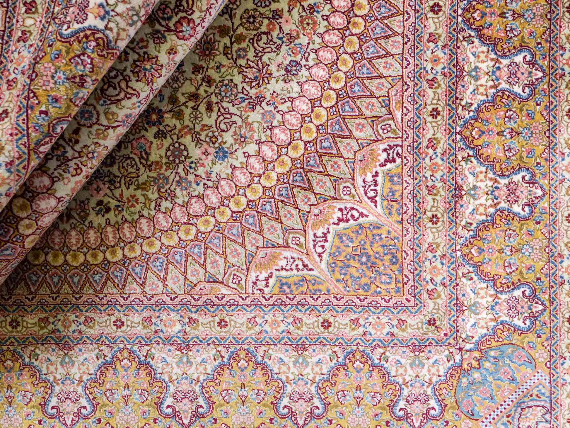Extrem feiner, handgeknüpfter Khademi Nain Orientteppich aus Seide, gold, creme, blau. 154x94 cm. Vertrieb durch Jupiter Intl.