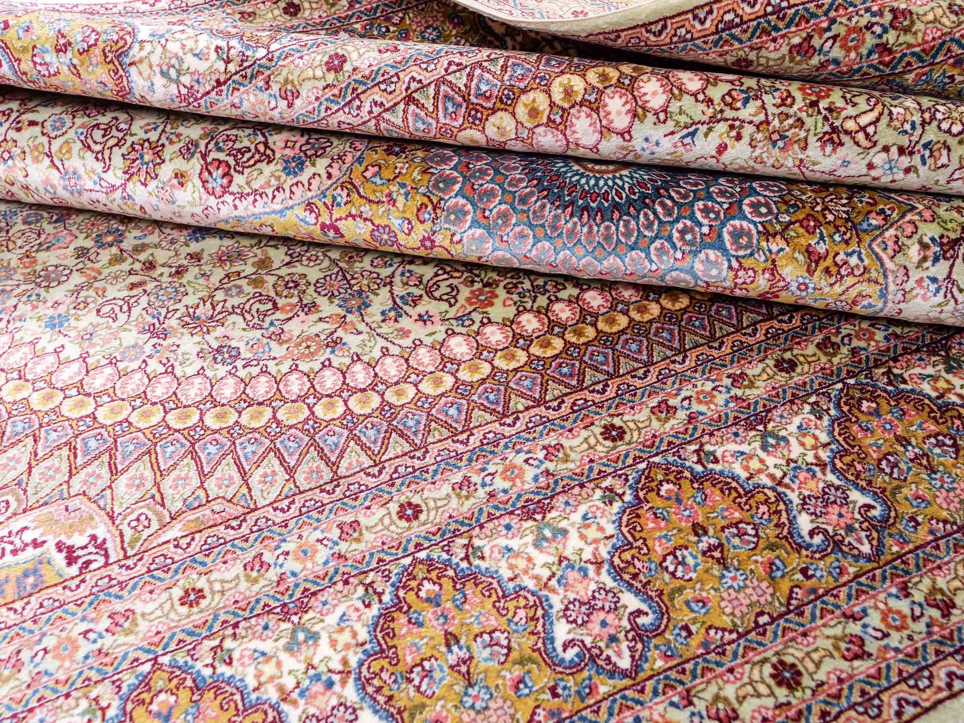 Extrem feiner, handgeknüpfter Khademi Nain Orientteppich aus Seide, gold, creme, blau. 154x94 cm. Vertrieb durch Jupiter Intl.