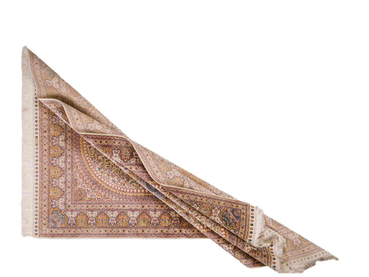 Extrem feiner, handgeknüpfter Khademi Nain Orientteppich aus Seide, gold, creme, blau. 154x94 cm. Vertrieb durch Jupiter Intl.