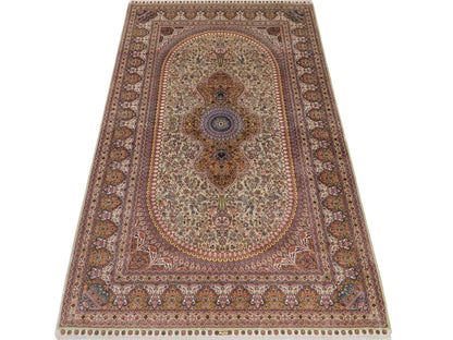Extrem feiner, handgeknüpfter Khademi Nain Orientteppich aus Seide, gold, creme, blau. 154x94 cm. Vertrieb durch Jupiter Intl.