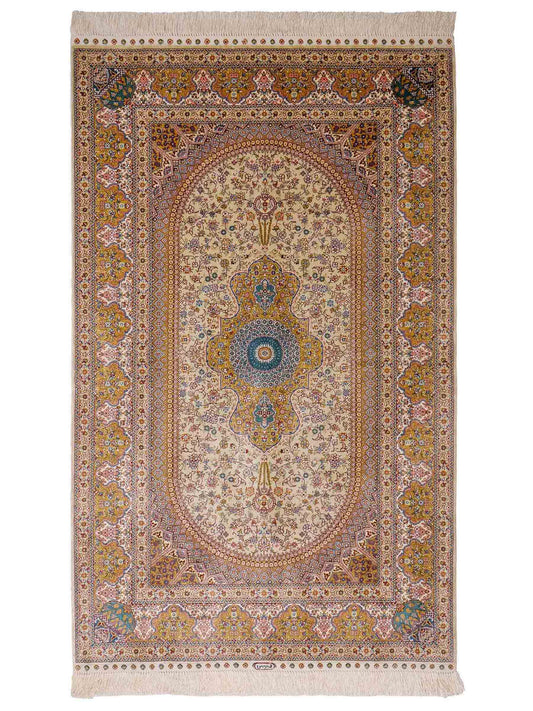Sehr feiner, handgeknüpfter Khademi Orientteppich mit Nain Design aus Seide, gold, creme, blau. 154x95 cm. Vertrieb durch Jupiter Intl.