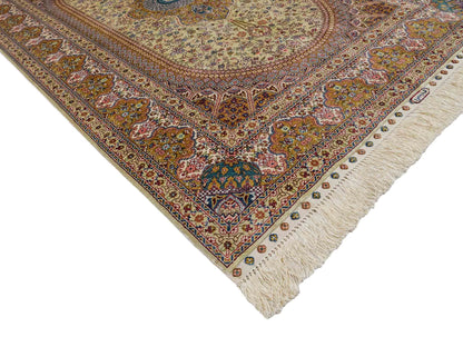 Sehr feiner, handgeknüpfter Khademi Orientteppich mit Nain Design aus Seide, gold, creme, blau. 154x95 cm. Vertrieb durch Jupiter Intl.