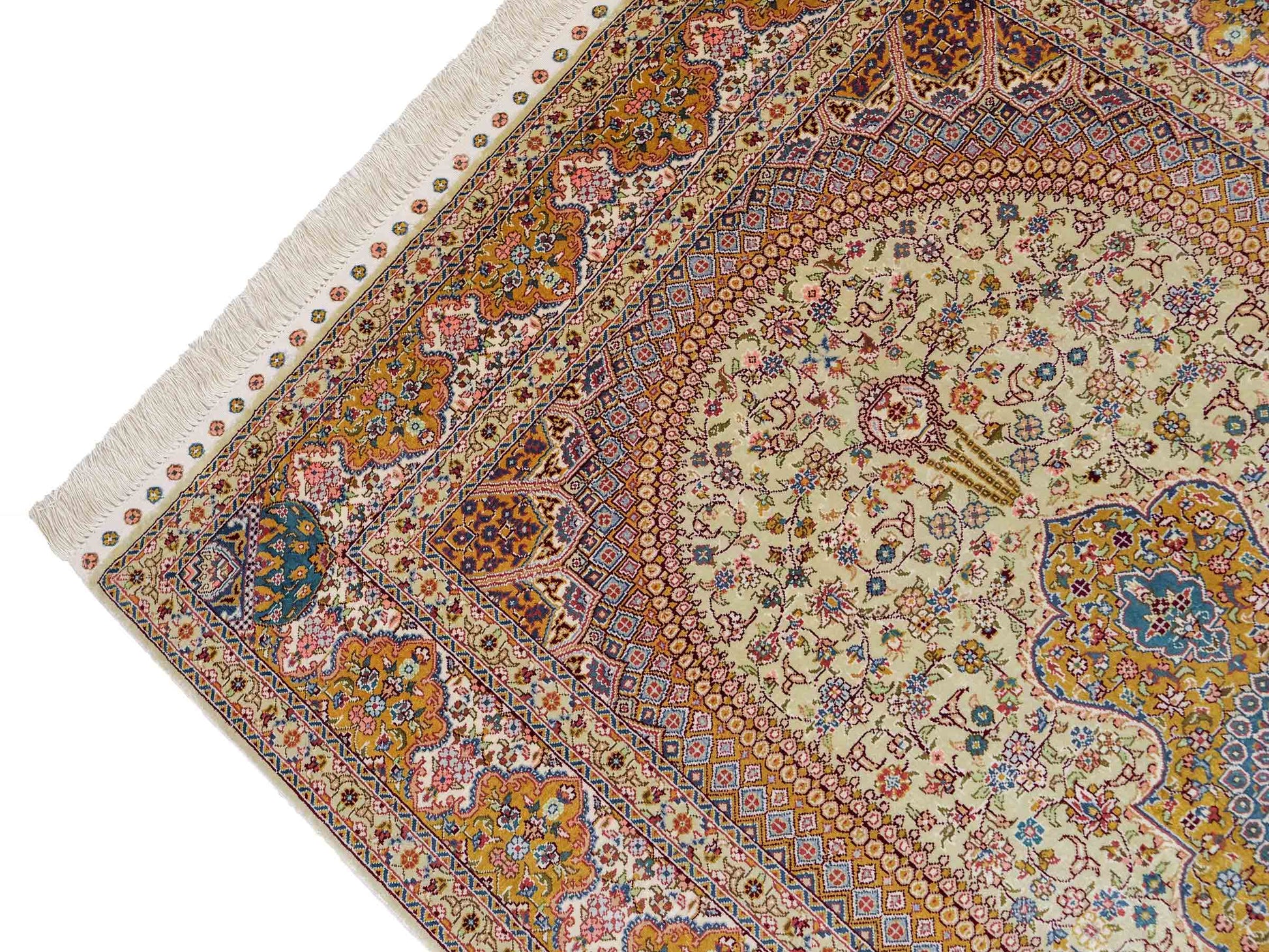 Sehr feiner, handgeknüpfter Khademi Orientteppich mit Nain Design aus Seide, gold, creme, blau. 154x95 cm. Vertrieb durch Jupiter Intl.