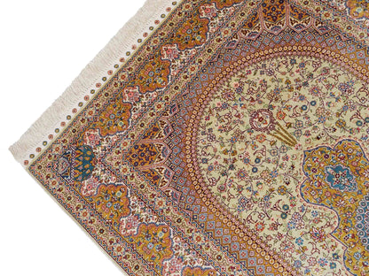 Sehr feiner, handgeknüpfter Khademi Orientteppich mit Nain Design aus Seide, gold, creme, blau. 154x95 cm. Vertrieb durch Jupiter Intl.