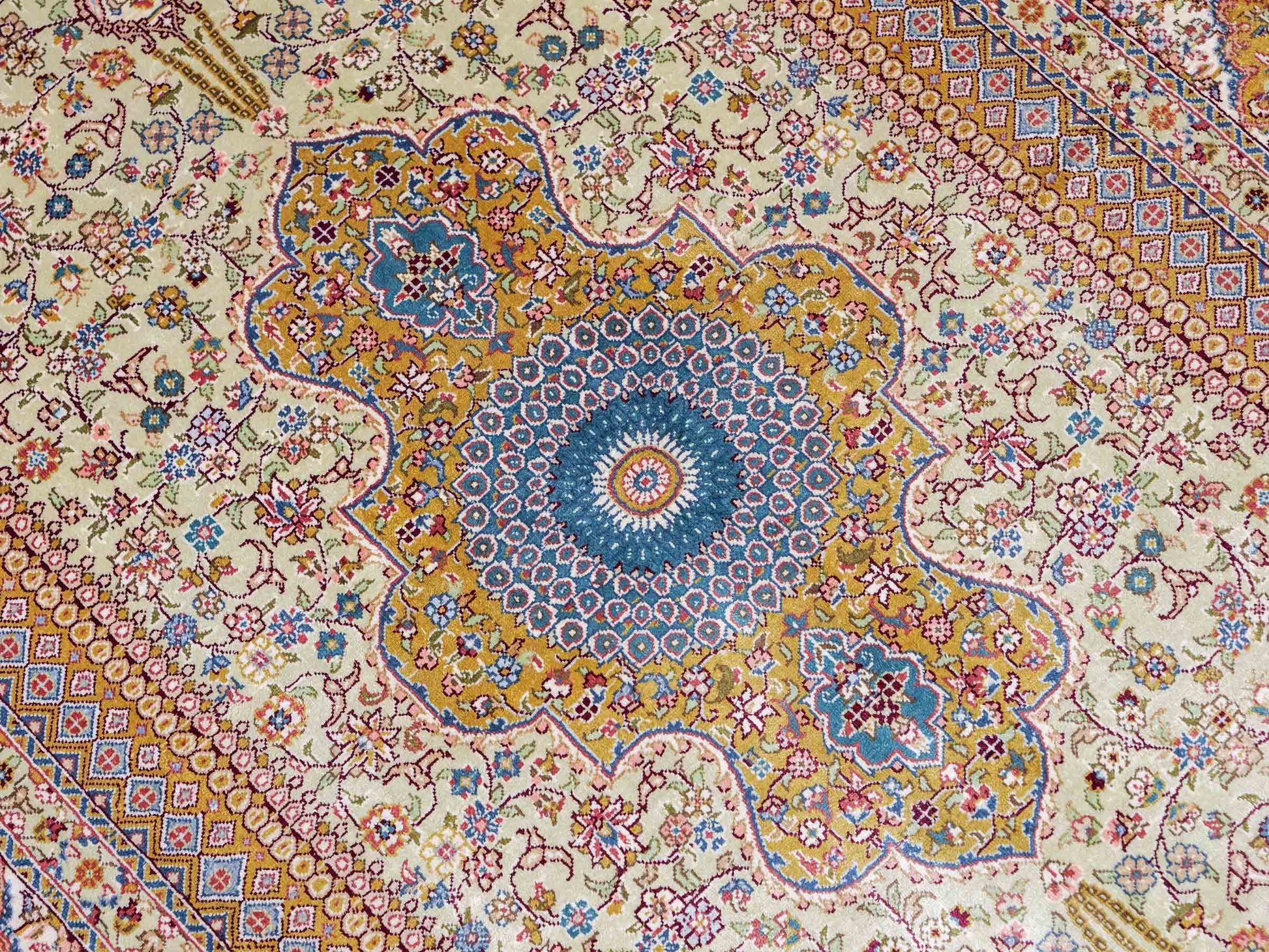 Sehr feiner, handgeknüpfter Khademi Orientteppich mit Nain Design aus Seide, gold, creme, blau. 154x95 cm. Vertrieb durch Jupiter Intl.