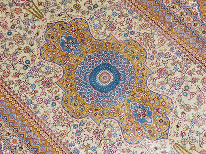 Sehr feiner, handgeknüpfter Khademi Orientteppich mit Nain Design aus Seide, gold, creme, blau. 154x95 cm. Vertrieb durch Jupiter Intl.