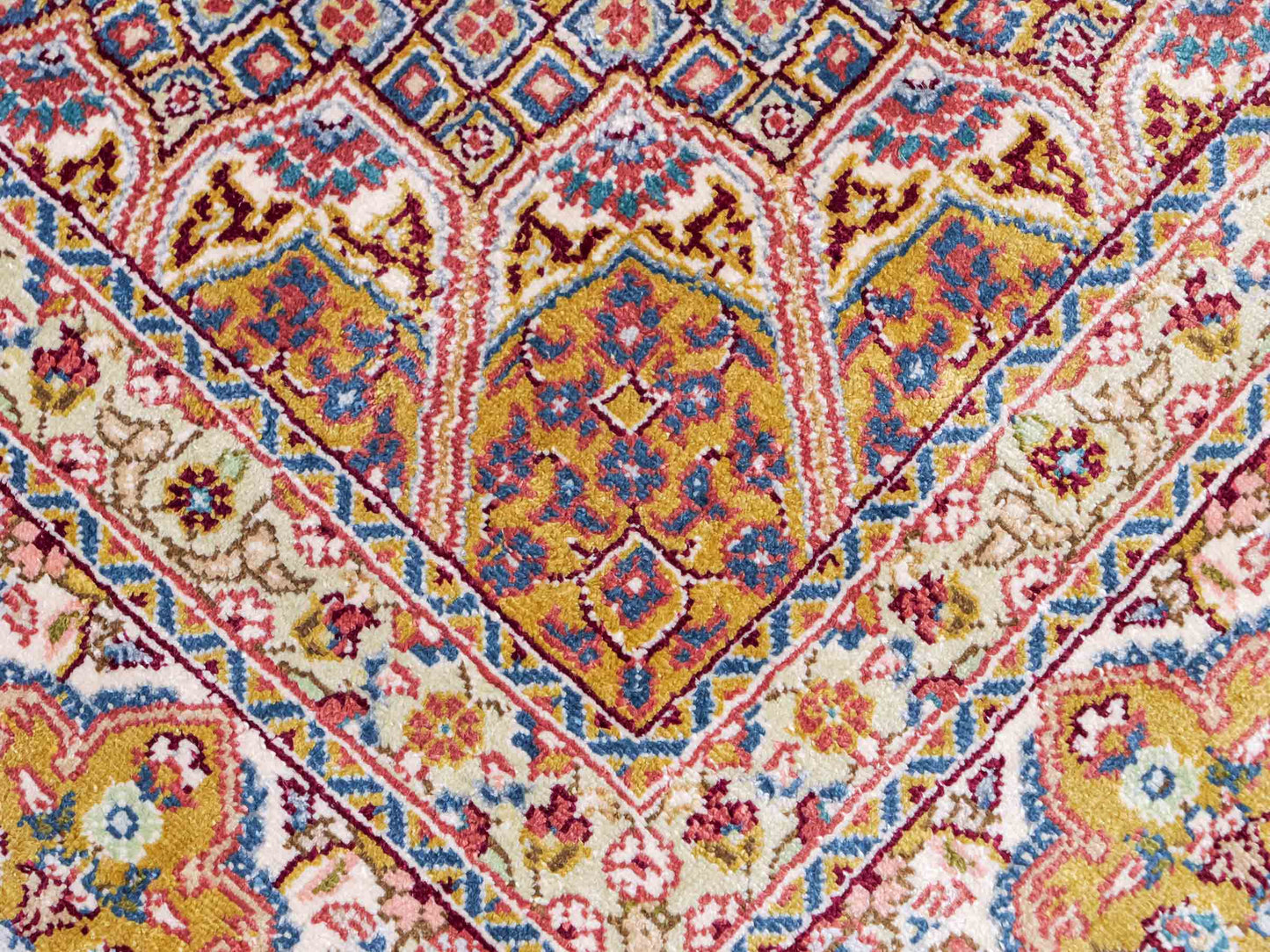Sehr feiner, handgeknüpfter Khademi Orientteppich mit Nain Design aus Seide, gold, creme, blau. 154x95 cm. Vertrieb durch Jupiter Intl.