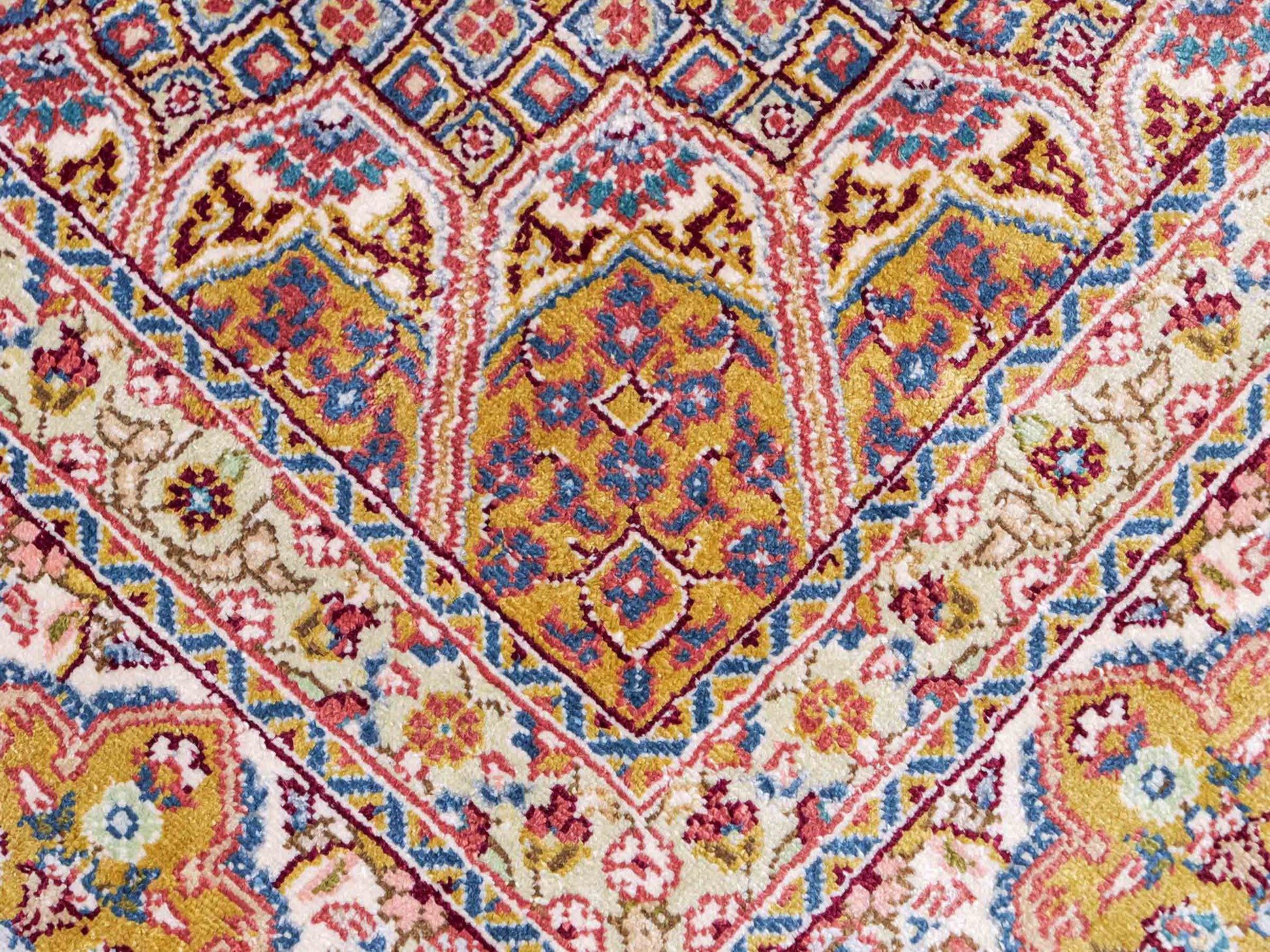 Sehr feiner, handgeknüpfter Khademi Orientteppich mit Nain Design aus Seide, gold, creme, blau. 154x95 cm. Vertrieb durch Jupiter Intl.