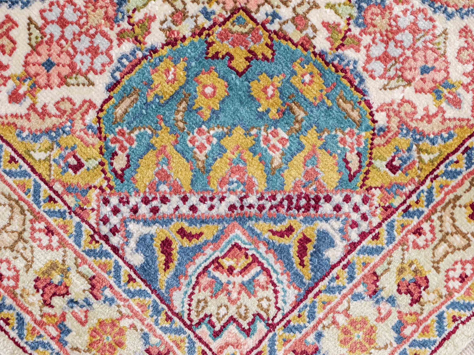 Sehr feiner, handgeknüpfter Khademi Orientteppich mit Nain Design aus Seide, gold, creme, blau. 154x95 cm. Vertrieb durch Jupiter Intl.