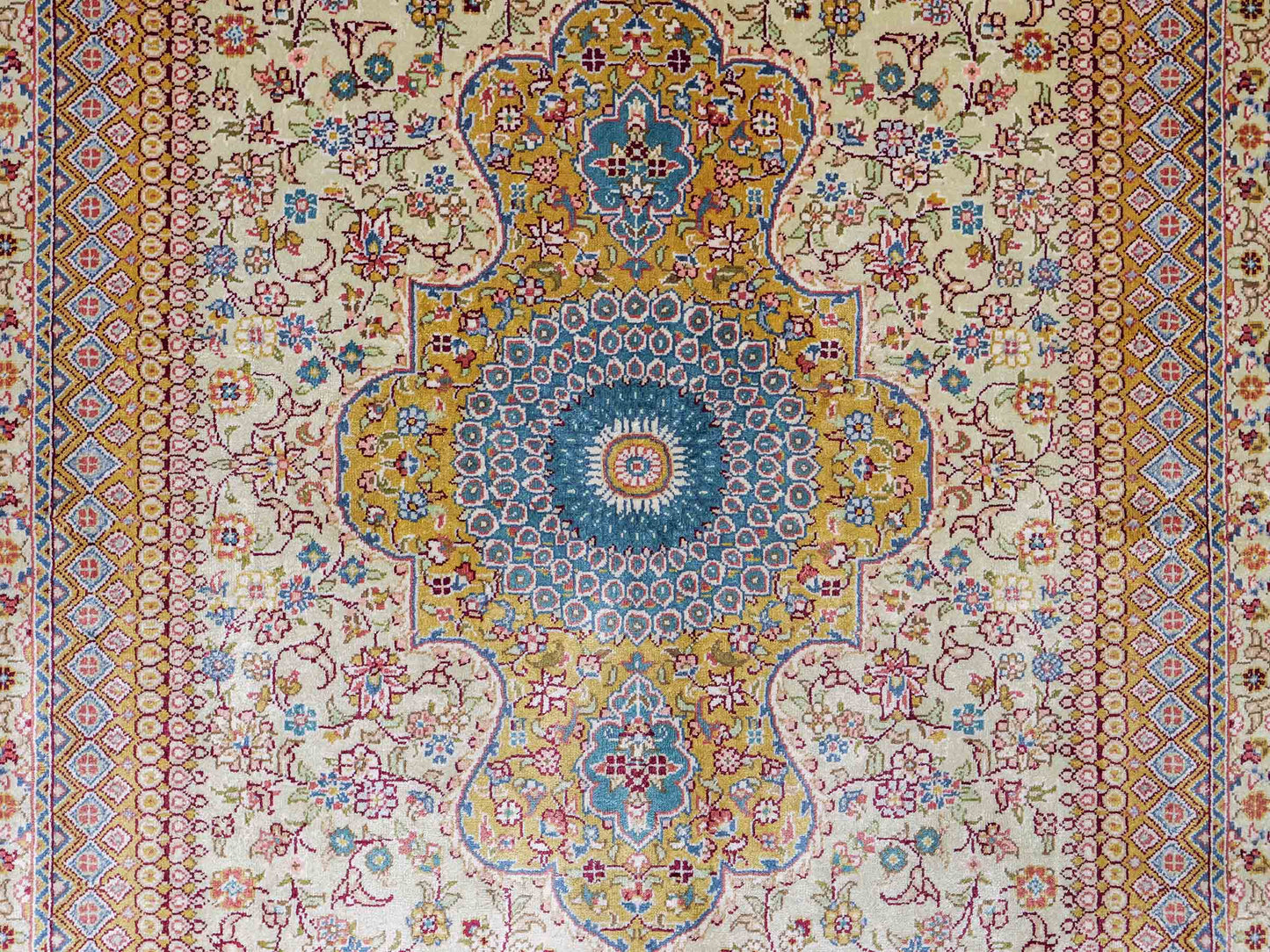 Sehr feiner, handgeknüpfter Khademi Orientteppich mit Nain Design aus Seide, gold, creme, blau. 154x95 cm. Vertrieb durch Jupiter Intl.