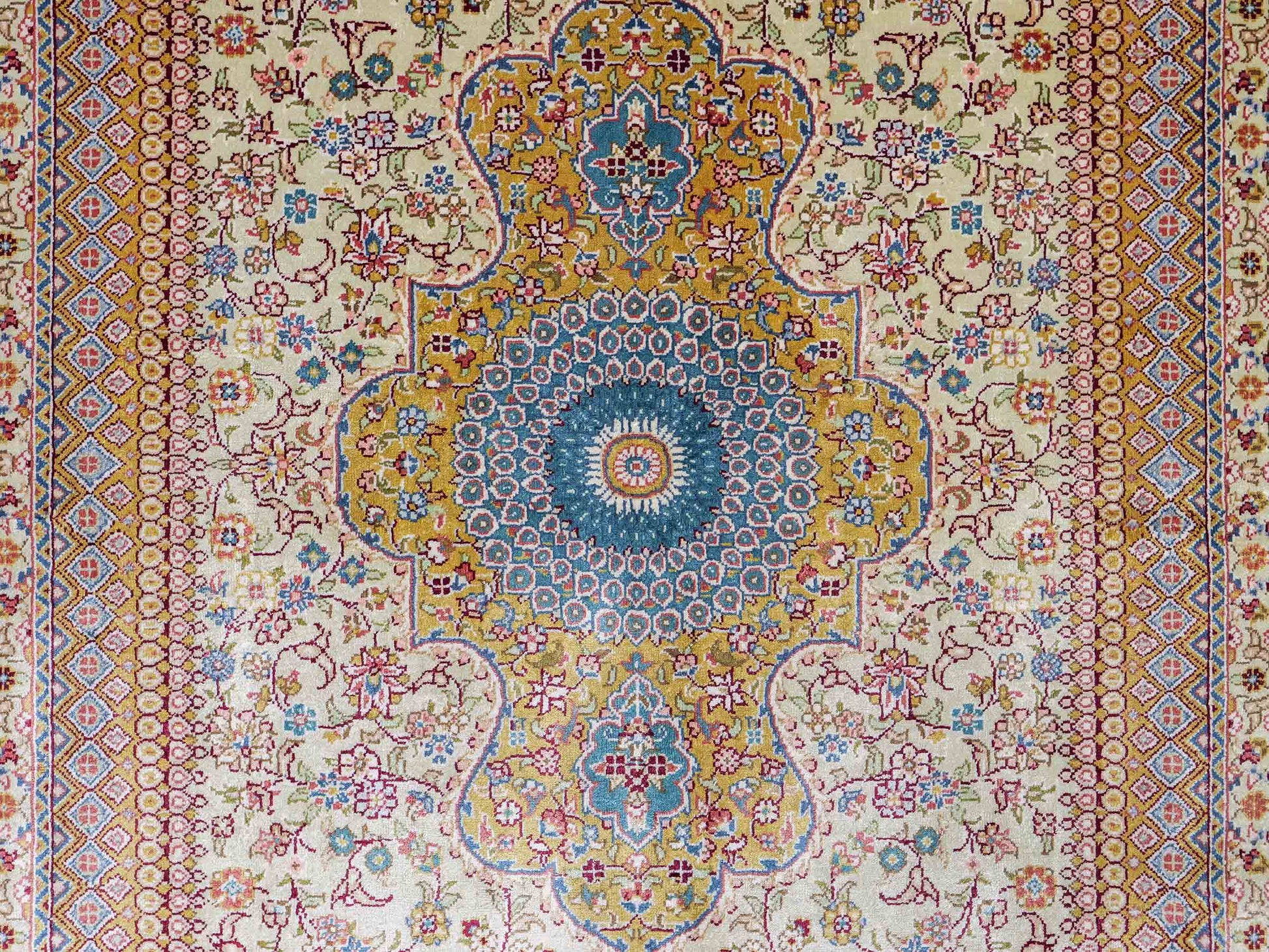 Sehr feiner, handgeknüpfter Khademi Orientteppich mit Nain Design aus Seide, gold, creme, blau. 154x95 cm. Vertrieb durch Jupiter Intl.