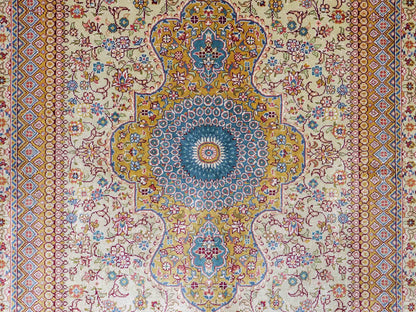 Sehr feiner, handgeknüpfter Khademi Orientteppich mit Nain Design aus Seide, gold, creme, blau. 154x95 cm. Vertrieb durch Jupiter Intl.