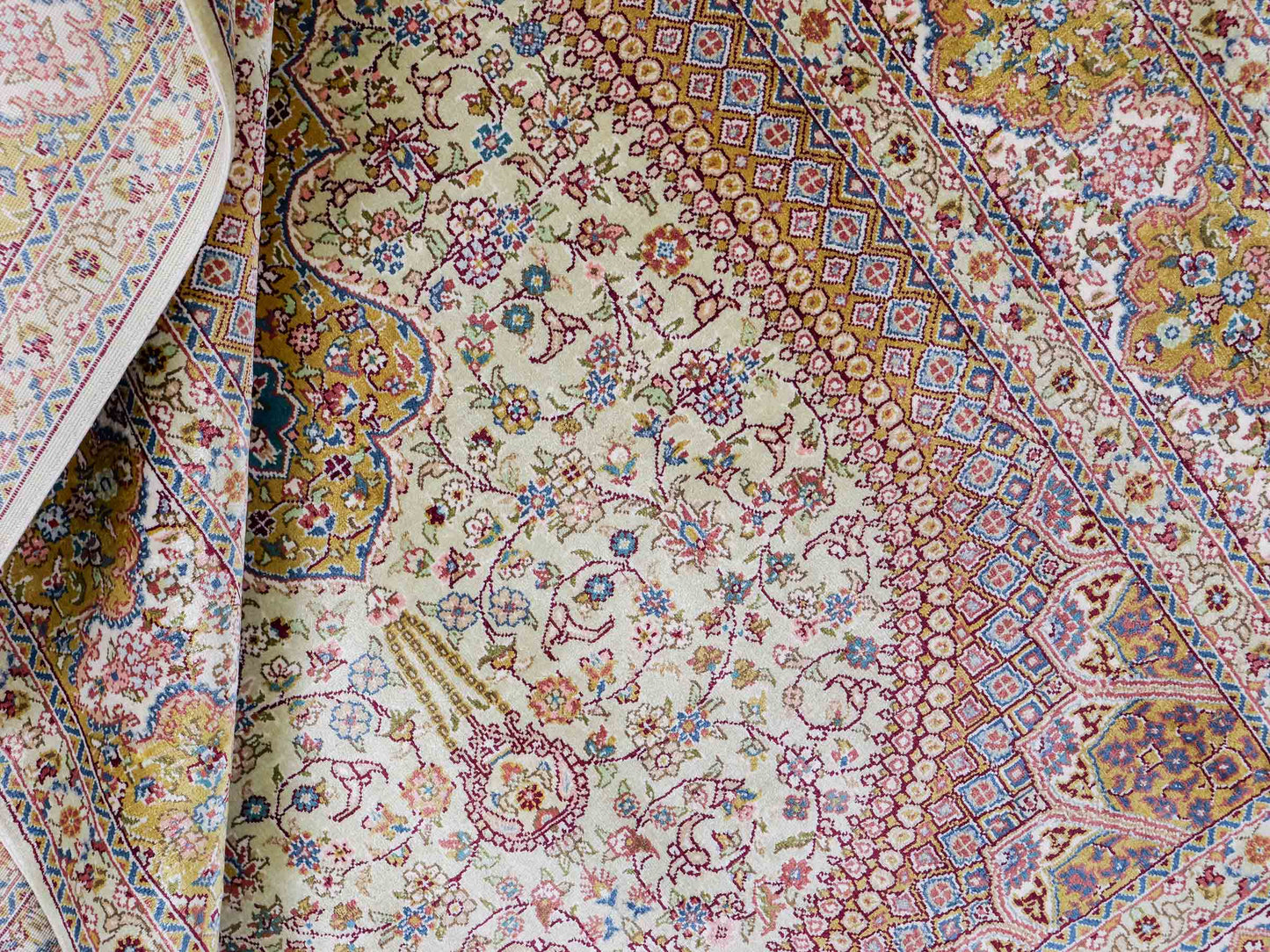 Sehr feiner, handgeknüpfter Khademi Orientteppich mit Nain Design aus Seide, gold, creme, blau. 154x95 cm. Vertrieb durch Jupiter Intl.