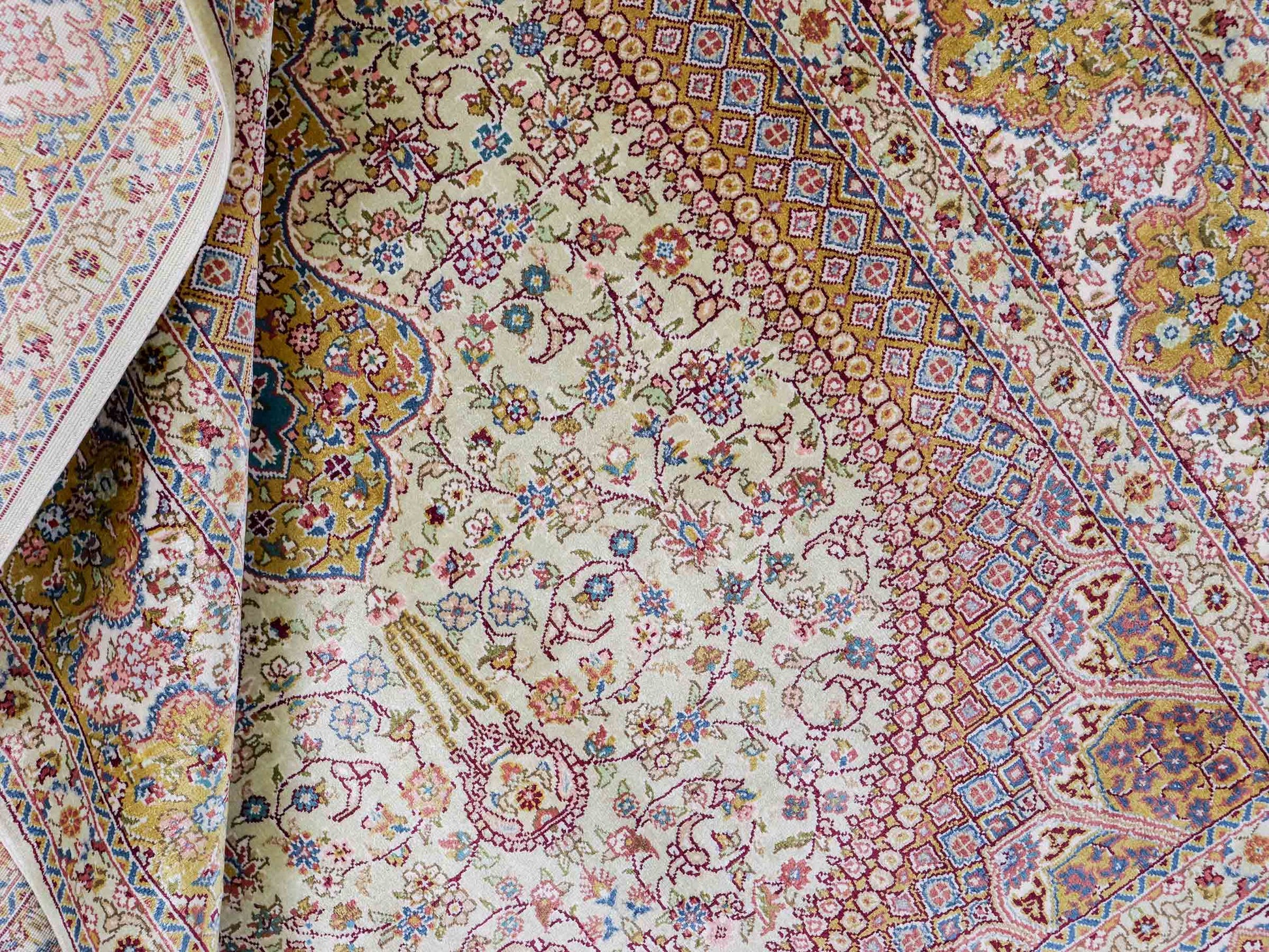 Sehr feiner, handgeknüpfter Khademi Orientteppich mit Nain Design aus Seide, gold, creme, blau. 154x95 cm. Vertrieb durch Jupiter Intl.