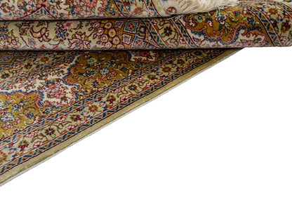 Sehr feiner, handgeknüpfter Khademi Orientteppich mit Nain Design aus Seide, gold, creme, blau. 154x95 cm. Vertrieb durch Jupiter Intl.