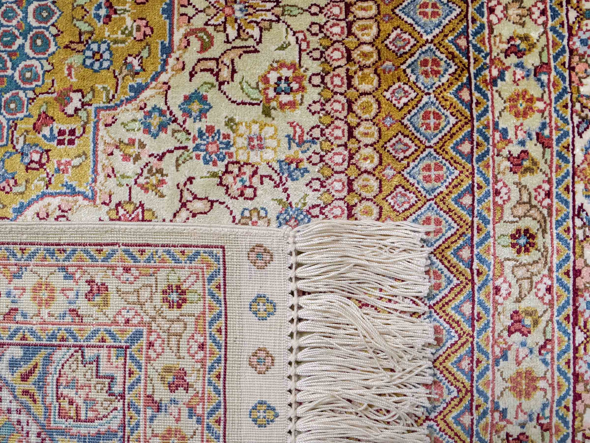 Sehr feiner, handgeknüpfter Khademi Orientteppich mit Nain Design aus Seide, gold, creme, blau. 154x95 cm. Vertrieb durch Jupiter Intl.