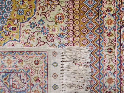 Sehr feiner, handgeknüpfter Khademi Orientteppich mit Nain Design aus Seide, gold, creme, blau. 154x95 cm. Vertrieb durch Jupiter Intl.