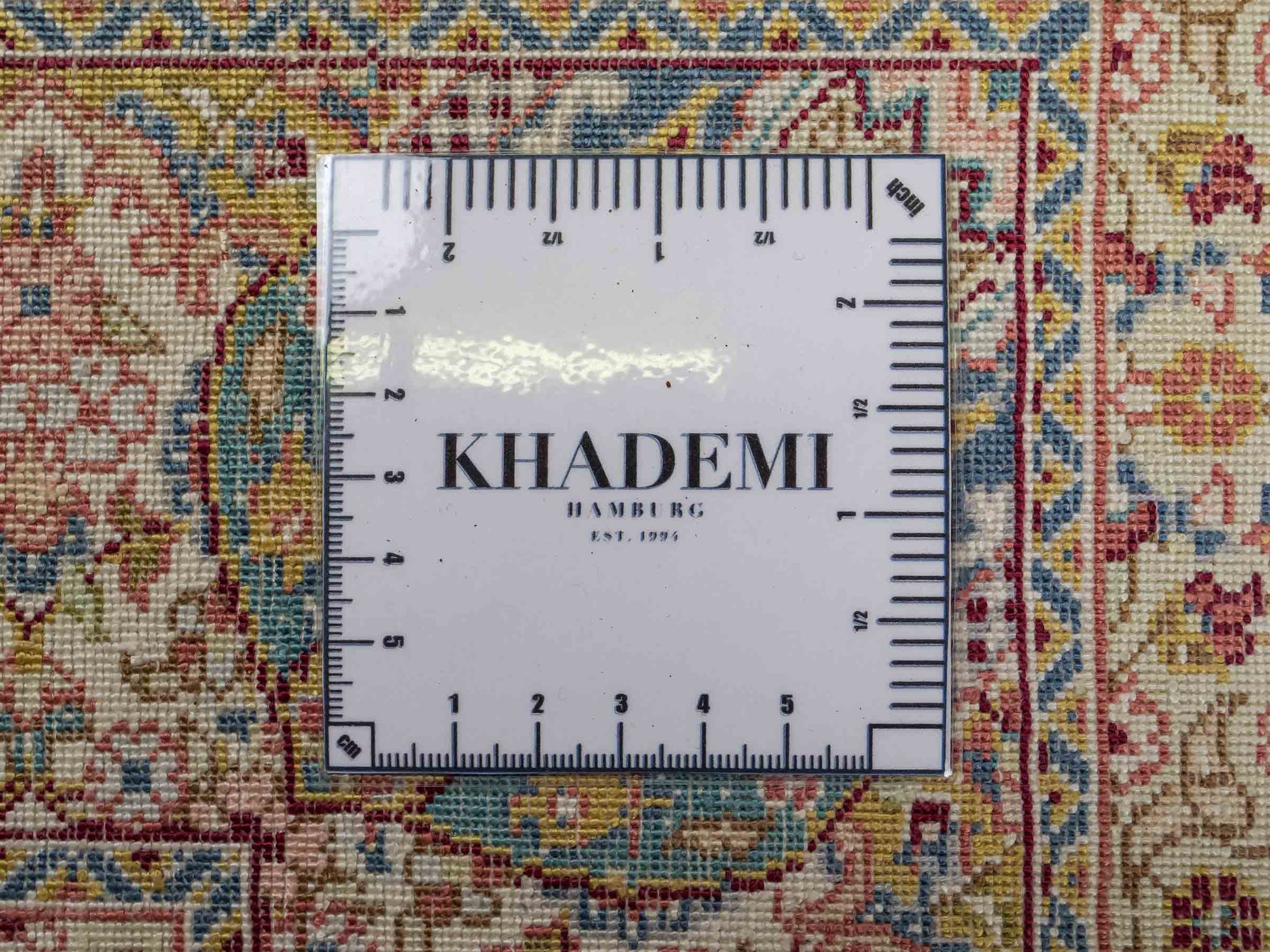 Sehr feiner, handgeknüpfter Khademi Orientteppich mit Nain Design aus Seide, gold, creme, blau. 154x95 cm. Vertrieb durch Jupiter Intl.