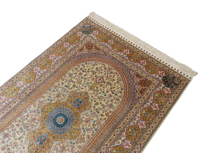 Sehr feiner, handgeknüpfter Khademi Orientteppich mit Nain Design aus Seide, gold, creme, blau. 154x95 cm. Vertrieb durch Jupiter Intl.