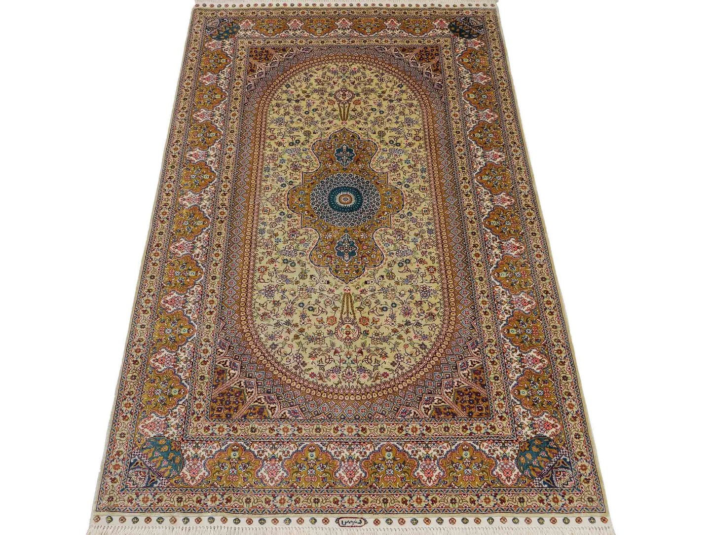 Sehr feiner, handgeknüpfter Khademi Orientteppich mit Nain Design aus Seide, gold, creme, blau. 154x95 cm. Vertrieb durch Jupiter Intl.